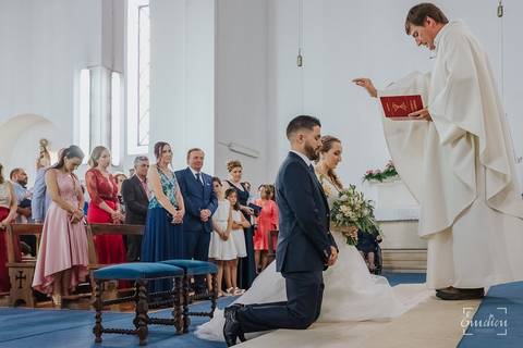 Padre abençoa os noivos na igreja de Febres.'