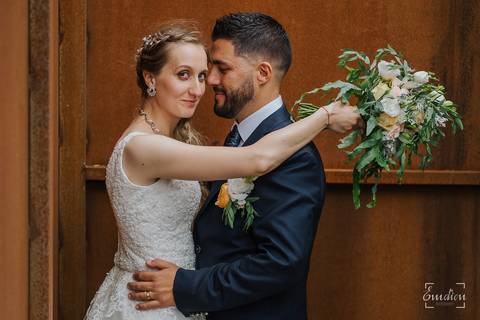 Noivos abraçam-se na Quinta das Janelas.'