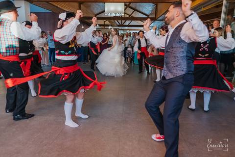 Noivos dançam com o rancho na Quinta das Janelas.'