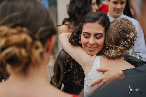 Noiva abraça amiga à saída da igreja de Febres.'