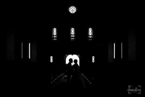 Noivos beijam-se antes de saírem da igreja de Febres.'