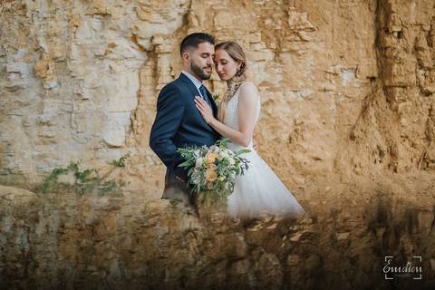 Noivos abraçam-se junto às pedreiras de Portunhos'