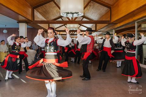 Rancho dança durante a festa de casamento na Quinta das Janelas.'