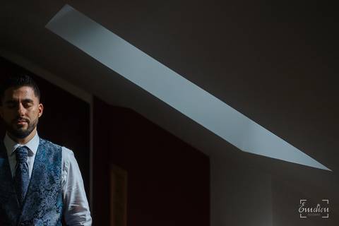 Noivo veste-se para o casamento.'