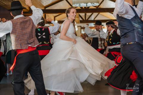 Noiva dança com o rancho na Quinta das Janelas.'