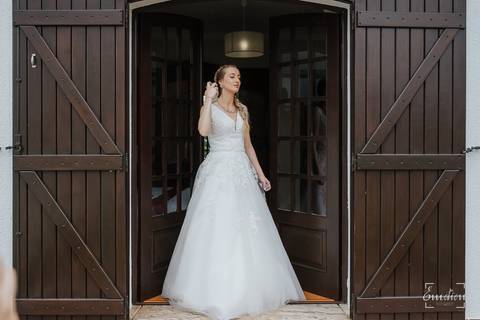 Noiva coloca perfume à janela do quarto.'