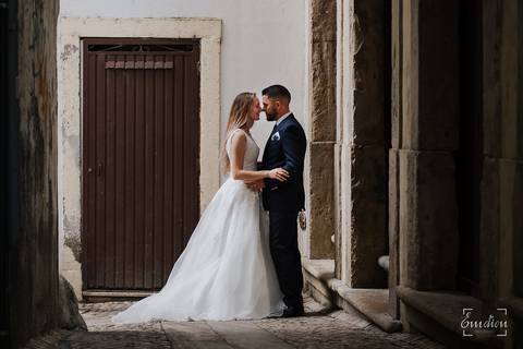 Noivos beijam-se ao final do dia.'