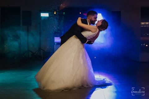 Noivos dançam na Quinta das Janelas.'