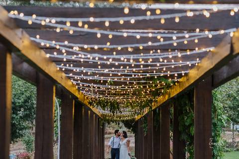 Fotógrafo de casamentos em Leiria,Coimbra Aveiro.
Fotografia documental de casamento. Fotografia com emoção, paixão e sem poses. Imagens verdadeiras e cheias de amor.
Fotografamos em todo o país. Casamento em Ansião e na Quinta das Abertas.'