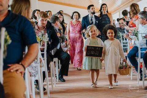 Fotógrafo de casamentos em Leiria,Coimbra Aveiro.
Fotografia documental de casamento. Fotografia com emoção, paixão e sem poses. Imagens verdadeiras e cheias de amor.
Fotografamos em todo o país. Casamento em Ansião e na Quinta das Abertas.'