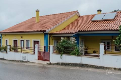 Fotógrafo de casamentos em Leiria,Coimbra Aveiro.
Fotografia documental de casamento. Fotografia com emoção, paixão e sem poses. Imagens verdadeiras e cheias de amor.
Fotografamos em todo o país. Casamento em Ansião e na Quinta das Abertas.'