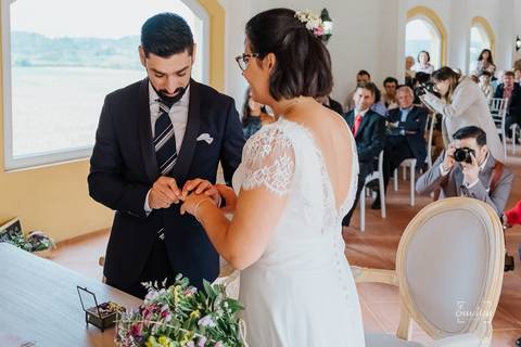 Fotógrafo de casamentos em Leiria,Coimbra Aveiro.
Fotografia documental de casamento. Fotografia com emoção, paixão e sem poses. Imagens verdadeiras e cheias de amor.
Fotografamos em todo o país. Casamento em Ansião e na Quinta das Abertas.'