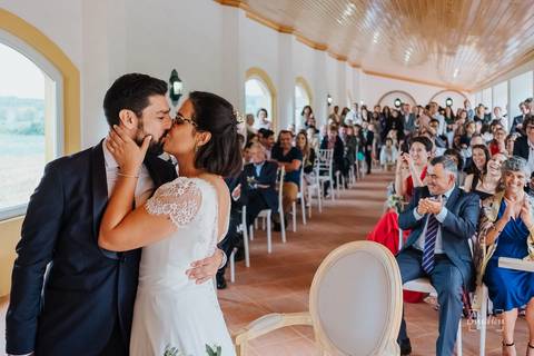 Fotógrafo de casamentos em Leiria,Coimbra Aveiro.
Fotografia documental de casamento. Fotografia com emoção, paixão e sem poses. Imagens verdadeiras e cheias de amor.
Fotografamos em todo o país. Casamento em Ansião e na Quinta das Abertas.'