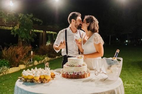 Fotógrafo de casamentos em Leiria,Coimbra Aveiro.
Fotografia documental de casamento. Fotografia com emoção, paixão e sem poses. Imagens verdadeiras e cheias de amor.
Fotografamos em todo o país. Casamento em Ansião e na Quinta das Abertas.'
