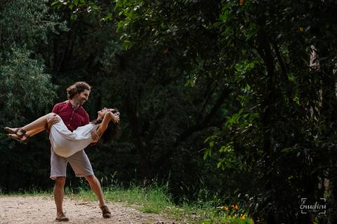 Fotógrafo de casamentos em Coimbra, Leiria, Aveiro.
Fotografia documental de casamento. Fotografia com emoção, paixão e sem poses. Imagens verdadeiras e cheias de amor.
Fotografamos em todo o país. Sessão Solteiros em Coimbra.'