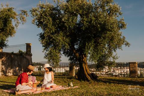Fotógrafo de casamentos em Coimbra, Leiria, Aveiro.
Fotografia documental de casamento. Fotografia com emoção, paixão e sem poses. Imagens verdadeiras e cheias de amor.
Fotografamos em todo o país. Sessão Solteiros em Coimbra.'