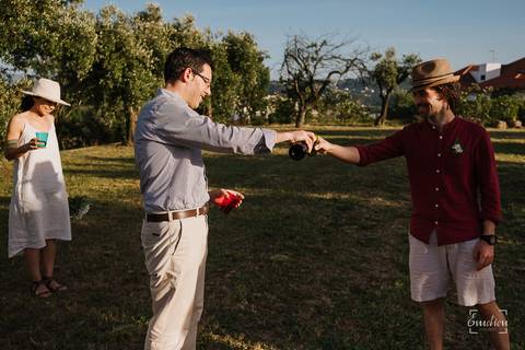 Fotógrafo de casamentos em Coimbra, Leiria, Aveiro.
Fotografia documental de casamento. Fotografia com emoção, paixão e sem poses. Imagens verdadeiras e cheias de amor.
Fotografamos em todo o país. Sessão Solteiros em Coimbra.'