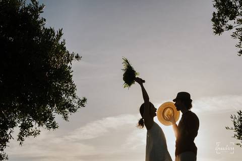 Fotógrafo de casamentos em Coimbra, Leiria, Aveiro.
Fotografia documental de casamento. Fotografia com emoção, paixão e sem poses. Imagens verdadeiras e cheias de amor.
Fotografamos em todo o país. Sessão Solteiros em Coimbra.'