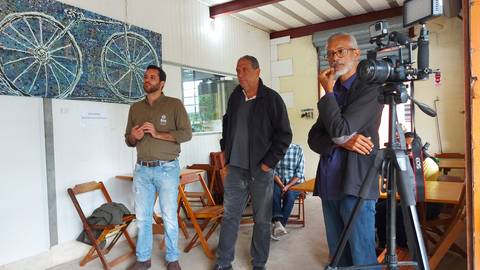 Cavaliere visitando agricultores'