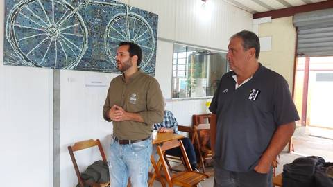 Cavaliere visitando agricultores'