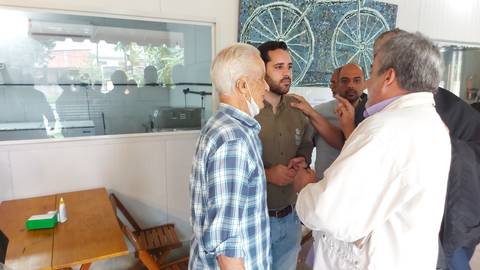 Cavaliere visitando agricultores'