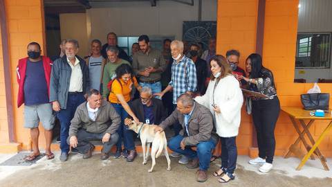 Cavaliere visitando agricultores'