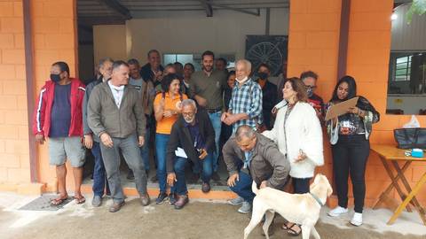Cavaliere visitando agricultores'