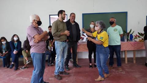 Cavaliere visitando agricultores'