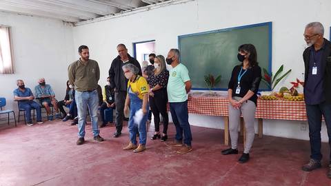 Cavaliere visitando agricultores'