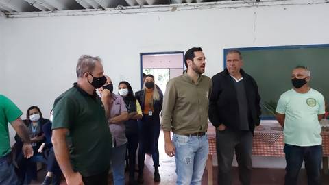 Cavaliere visitando agricultores'