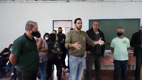 Cavaliere visitando agricultores'