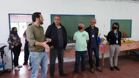 Cavaliere visitando agricultores'