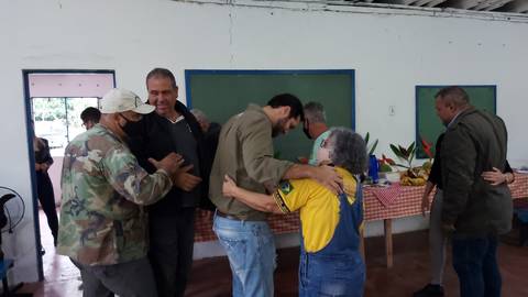 Cavaliere visitando agricultores'