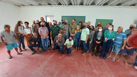 Cavaliere visitando agricultores'