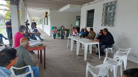 Cavaliere visitando agricultores'