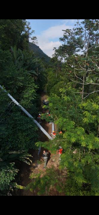 Light na estrada da Torre trocando poste'