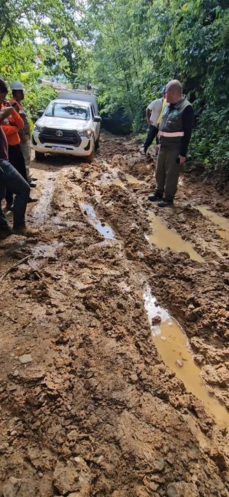 Light na estrada da Torre trocando poste'