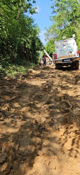 Light na estrada da Torre trocando poste'