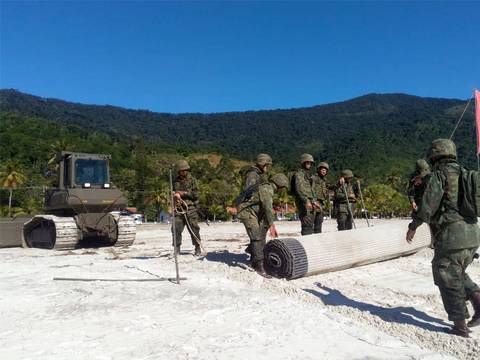 Treinamento Militar na praia do Cadim
'