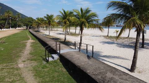Mureta de proteção na praia do CADIM'