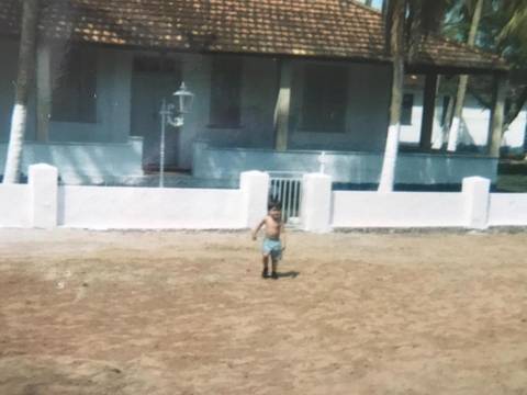 Sra Maria de Fátima frente a casa que o Sr Levi Miranda usava '