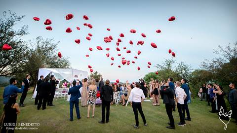 Globos en ciudad de Córdoba. Fotos de casamiento en Cordoba.. Estancia Contemporanea. La Angelina, Luiggi Benedetto Destination Wedding Photographer, Córdoba Argentina, '