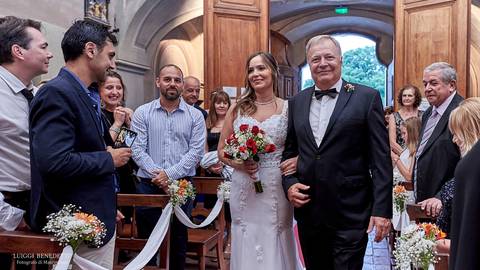 Novia por pasillo de iglesia'