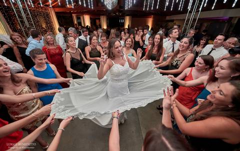 Baile de novia con amigas'
