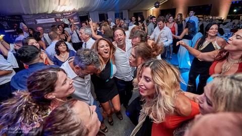 Invitados bailando en el casamiento'