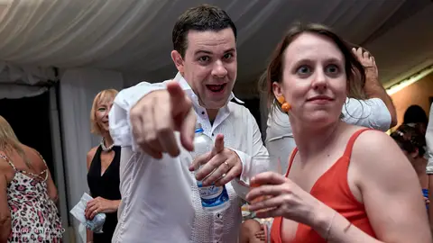 Novio bailando en el casamiento'