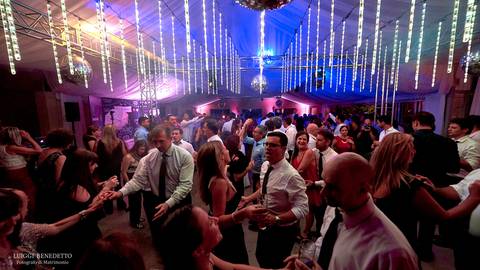 Luces e invitados bailando'