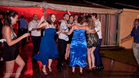 Bailando bajo la lluvia en la fiesta'