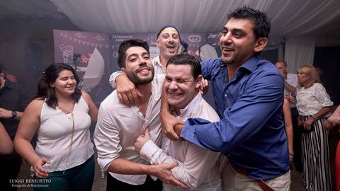 Amigos y novio en pleno baile'