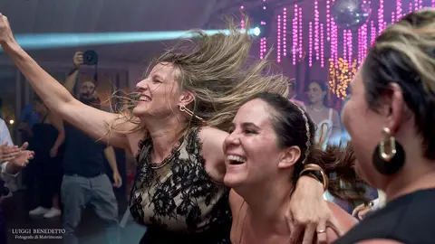 Invitados alegres en la fiesta'